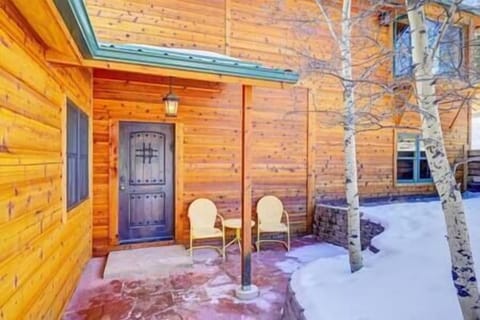 Entrance with lockbox