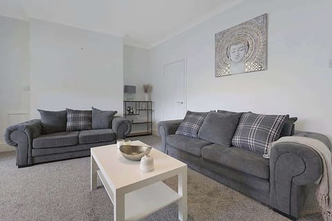 Spacious living room equipped with a SMART TV with Netflix and plenty of space to sit down and relax. 
