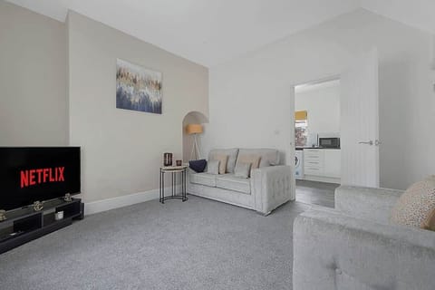 Spacious living room equipped with a SMART TV with Netflix and plenty of space to sit down and relax. 