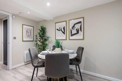 House | 2 bedrooms, iron/ironing board, high-speed internet