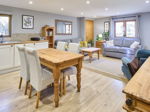 House | 1 bedroom, desk, iron/ironing board