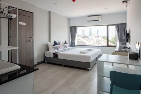 Desk, laptop workspace, free WiFi, bed sheets