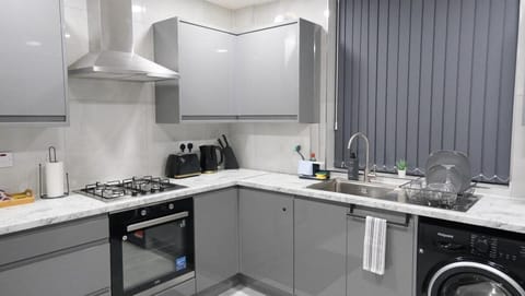 House | Private kitchen | Fridge, microwave, oven, stovetop