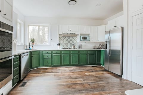 [Ridgeview Main Floor] The kitchen is fully stocked. 