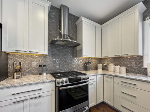 Gas stovetop with electric oven.