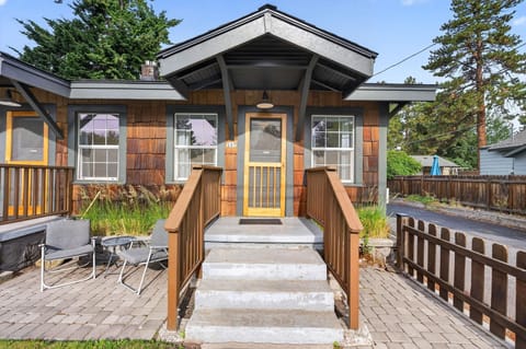 Welcome to North Sister! A beautiful end unit home in this sweet historic triplex in downtown Bend
