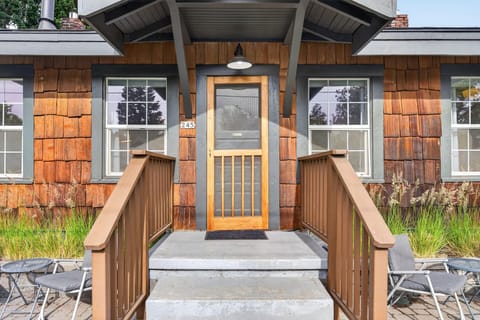 Welcome to Middle Sister! An homage to our nearby Cascade mountains, this middle unit is tucked into a historic Bend triplex