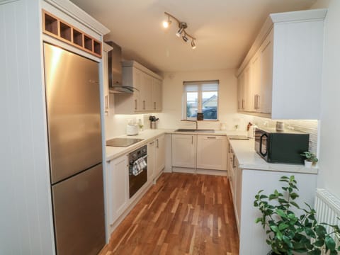 Dishwasher, electric kettle, toaster, cookware/dishes/utensils