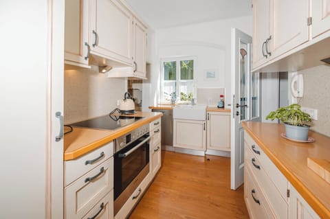 Basic House, 3 Bedrooms, Non Smoking, Kitchen | Private kitchen | Fridge, microwave, stovetop, dishwasher