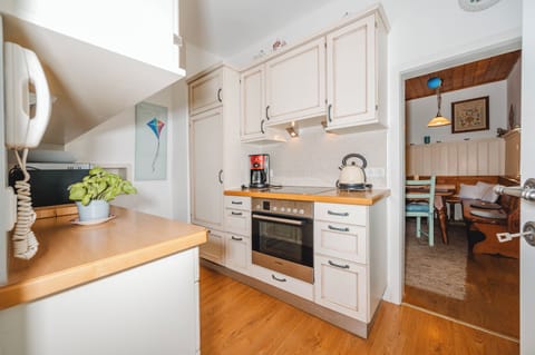 Basic House, 3 Bedrooms, Non Smoking, Kitchen | Private kitchen | Fridge, microwave, stovetop, dishwasher