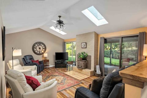 Welcome to Jim and Shirley's Cuckoo's Nest! Please enjoy this charming rental in the heart of Hillsboro.