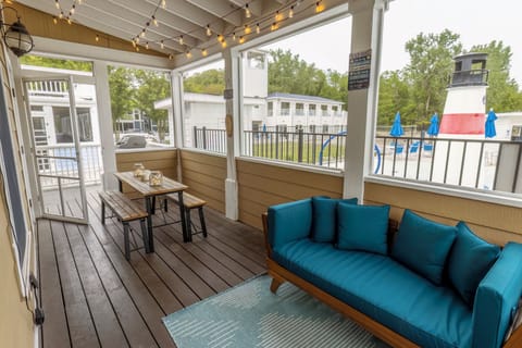 Main Level | Screened in Porch