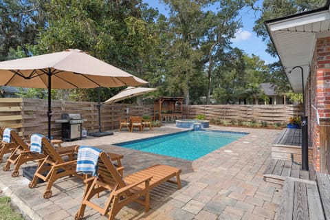 Relax-N-Sea - Poolside retreat