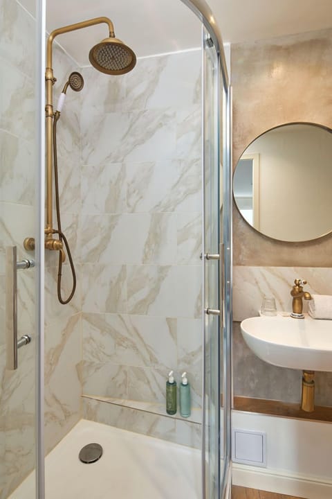 Standard Twin Room | Bathroom | Hair dryer, towels