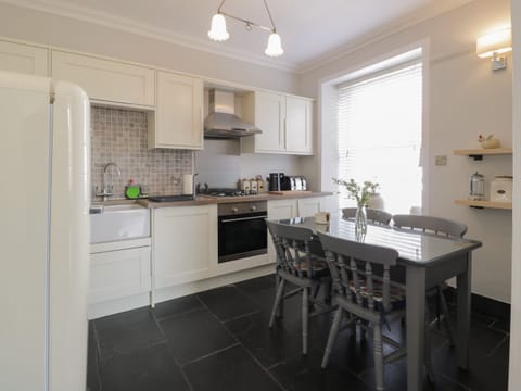 Dishwasher, electric kettle, toaster, cookware/dishes/utensils