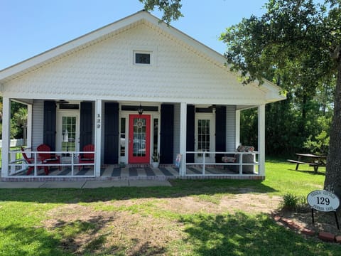 This ground-level cottage is a rarity so close to the beach!