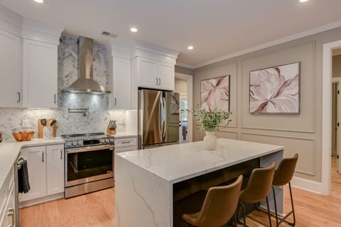 Fully Stocked Kitchen (1)