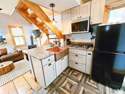 Copper sink, four burner cooktop, and granite counters
