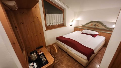 Single Room | Premium bedding, down comforters, in-room safe, desk