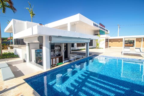 2 bars/lounges, swim-up bar, poolside bar