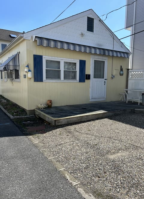 Entrance deck and awning. 2 Parking spaces for mid-size vehicles