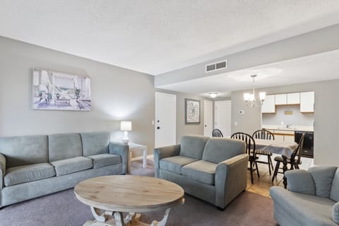 Enjoy your stay in this airy & relaxing condo!