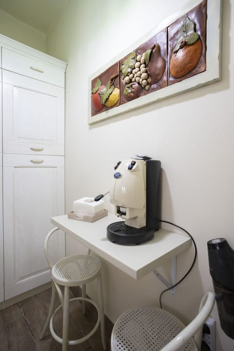 Deluxe Apartment | Private kitchen | Full-size fridge, oven, stovetop, electric kettle