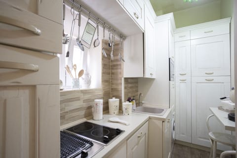 Deluxe Apartment | Private kitchen | Full-size fridge, oven, stovetop, electric kettle