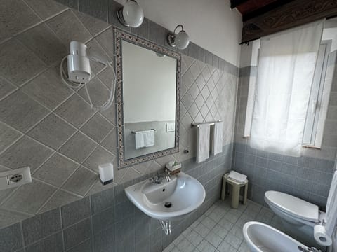Comfort Double or Twin Room | Bathroom | Shower, rainfall showerhead, hair dryer, bidet