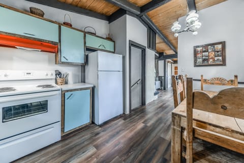 Fully equipped kitchen and a beautiful wood table for family meals or morning coffee.