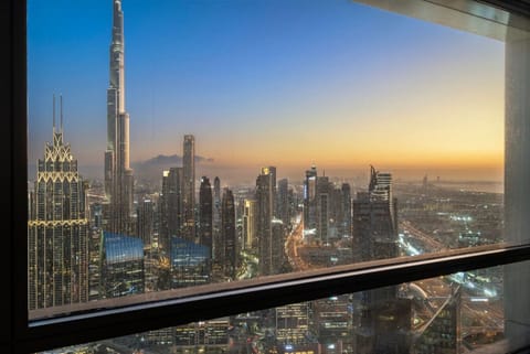 Skyline Suite: Breathtaking sunset views over iconic Dubai skyscrapers await your arrival!