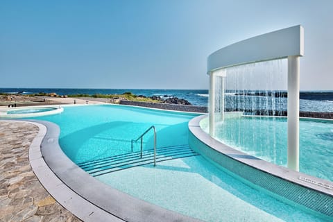 2 outdoor pools