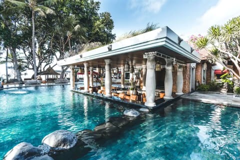 2 outdoor pools, free cabanas, sun loungers