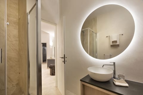 Superior Suite | Bathroom | Shower, hair dryer, bidet, towels