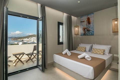 Deluxe Double Room, Sea View | Hypo-allergenic bedding, in-room safe, desk, blackout drapes