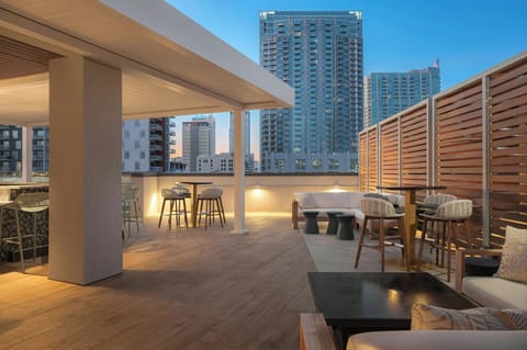 2 bars/lounges, rooftop bar