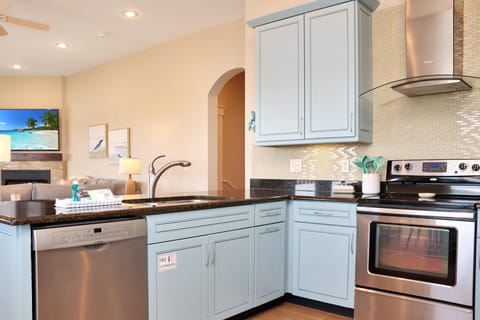 House, Multiple Beds (The Blue Turtle) | Private kitchen | Oven, toaster