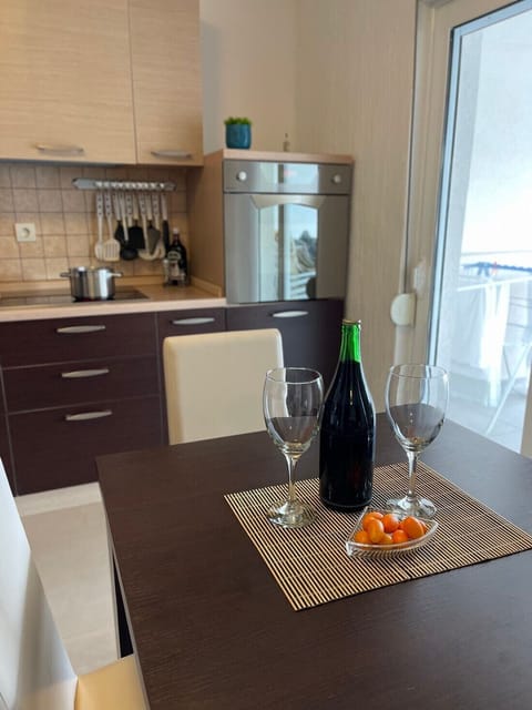 Luxury Suite | Private kitchen | Fridge, stovetop, electric kettle, griddle