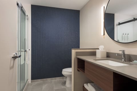 Room, 1 King Bed | Bathroom | Towels, soap, shampoo, toilet paper