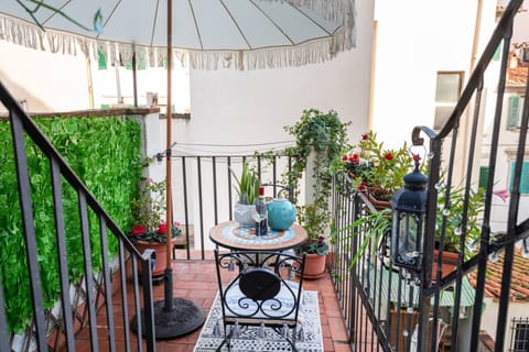 “La casa delle ore liete con terrazza”– Eleganza e comfort nel centro di Firenze La Casa delle ore liete è un appartamento che unisce eleganza, funzionalità e un’atmosfera accogliente, perfetto per coppie, famiglie o piccoli gruppi di amici. La spazi (1)