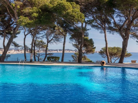 Water, Plant, Sky, Swimming Pool, Azure, Tree, Shade, Outdoor Furniture, Coastal And Oceanic Landforms, Natural Landscape