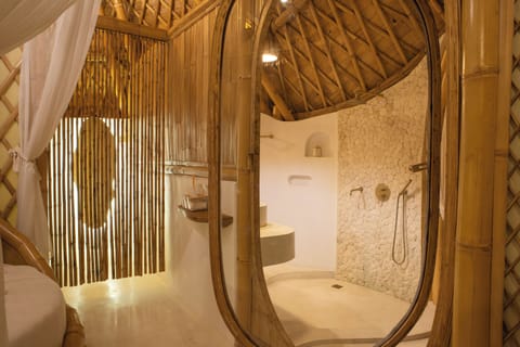 Shell Villa with Rooftop Pool View | Bathroom | Shower, rainfall showerhead, free toiletries, hair dryer