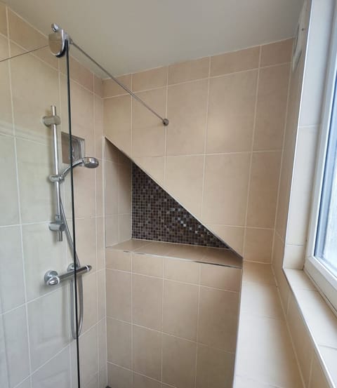 Basic Twin Room | Bathroom | Shower, hair dryer, towels, soap