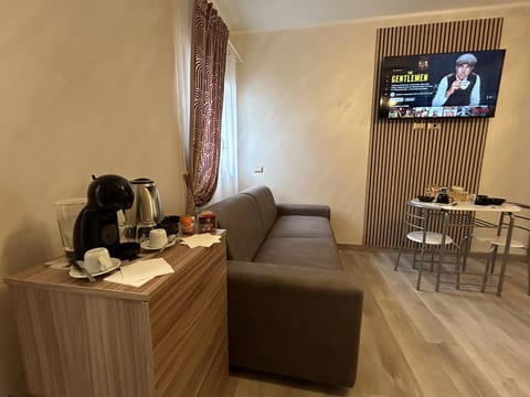 Camera Classic Wood Room | Hypo-allergenic bedding, desk, laptop workspace, free WiFi