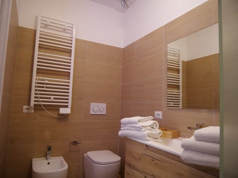 Camera Classic Stone Room | Bathroom | Shower, hair dryer, bathrobes, bidet