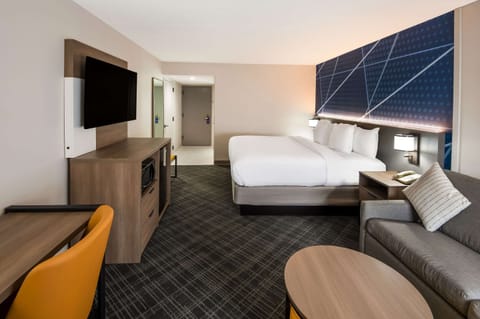 Standard Room, 1 King Bed, Non Smoking | Desk, iron/ironing board, free WiFi