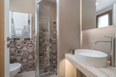 Deluxe Room | Bathroom | Free toiletries, hair dryer
