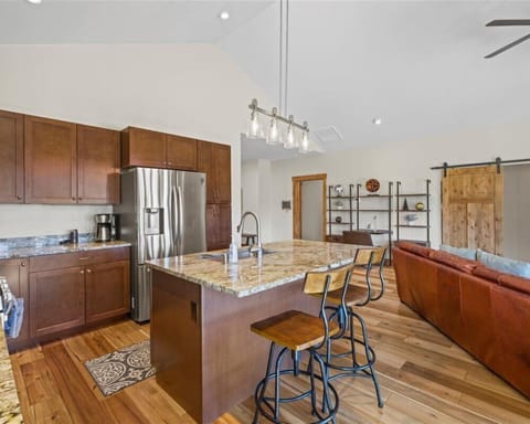 Fully equipped kitchen and dining table that seats 6.