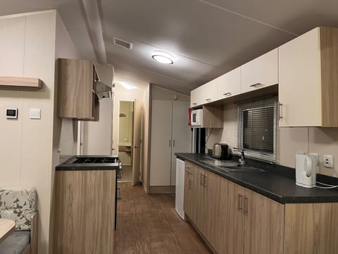 Chalet | Private kitchen | Fridge, microwave, oven, stovetop