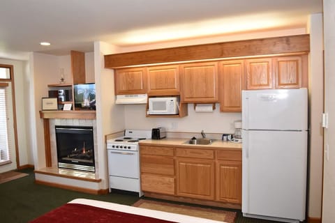 Classic Studio Suite, 1 Queen Bed with Sofa bed, Kitchenette, Mountainside | Private kitchen | Coffee/tea maker
